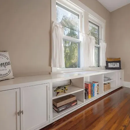 Historic & Cozy Bungalow By Downtown